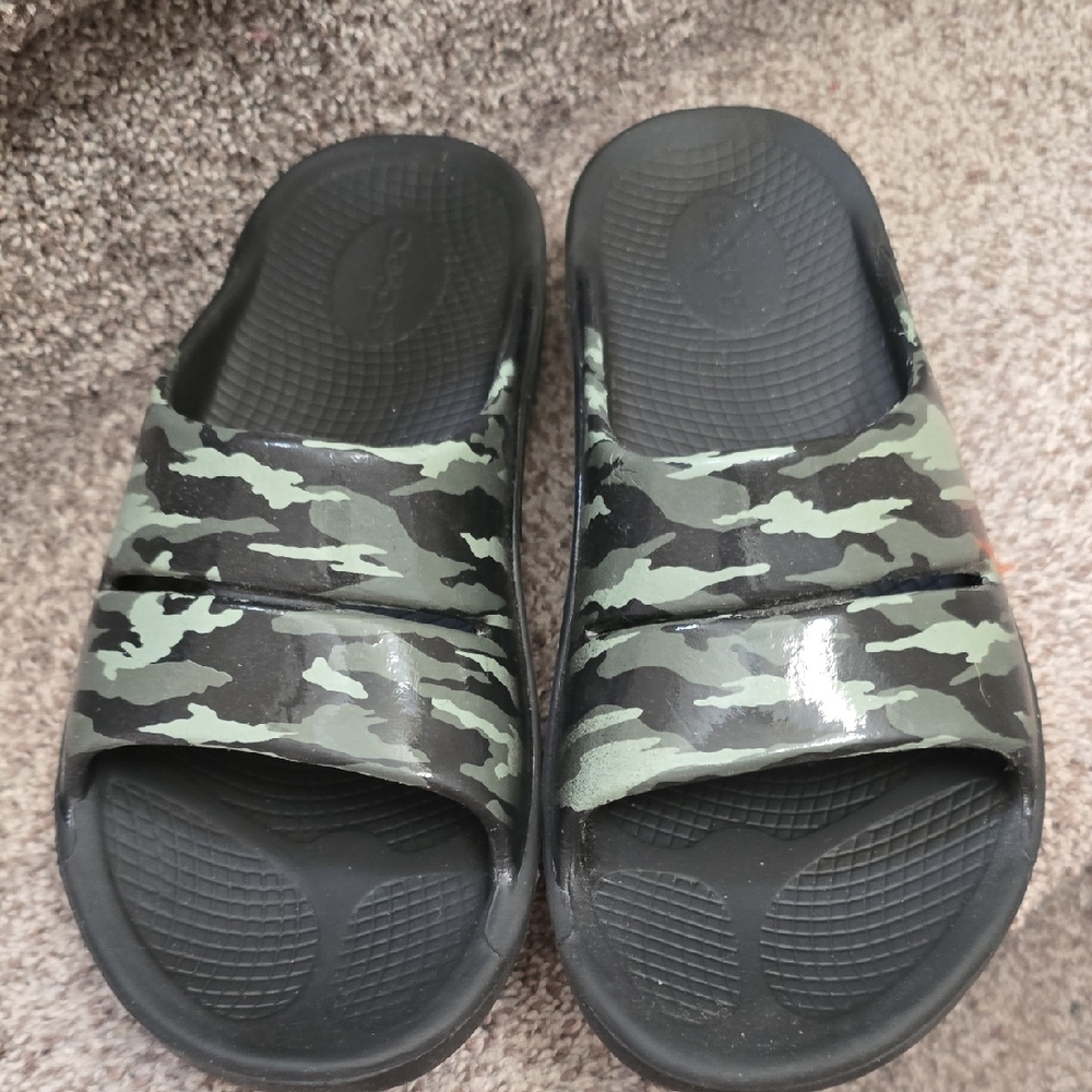 OOFOS Black & Olive Camo Recovery Slides